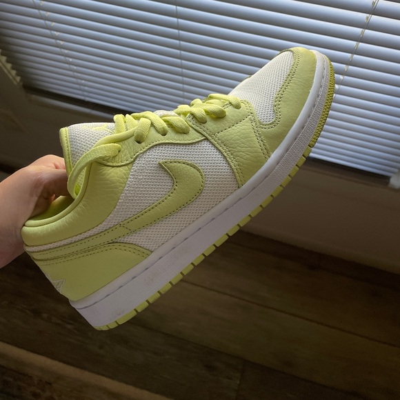 Nike Air Jordan 1 - Picture 3 of 10